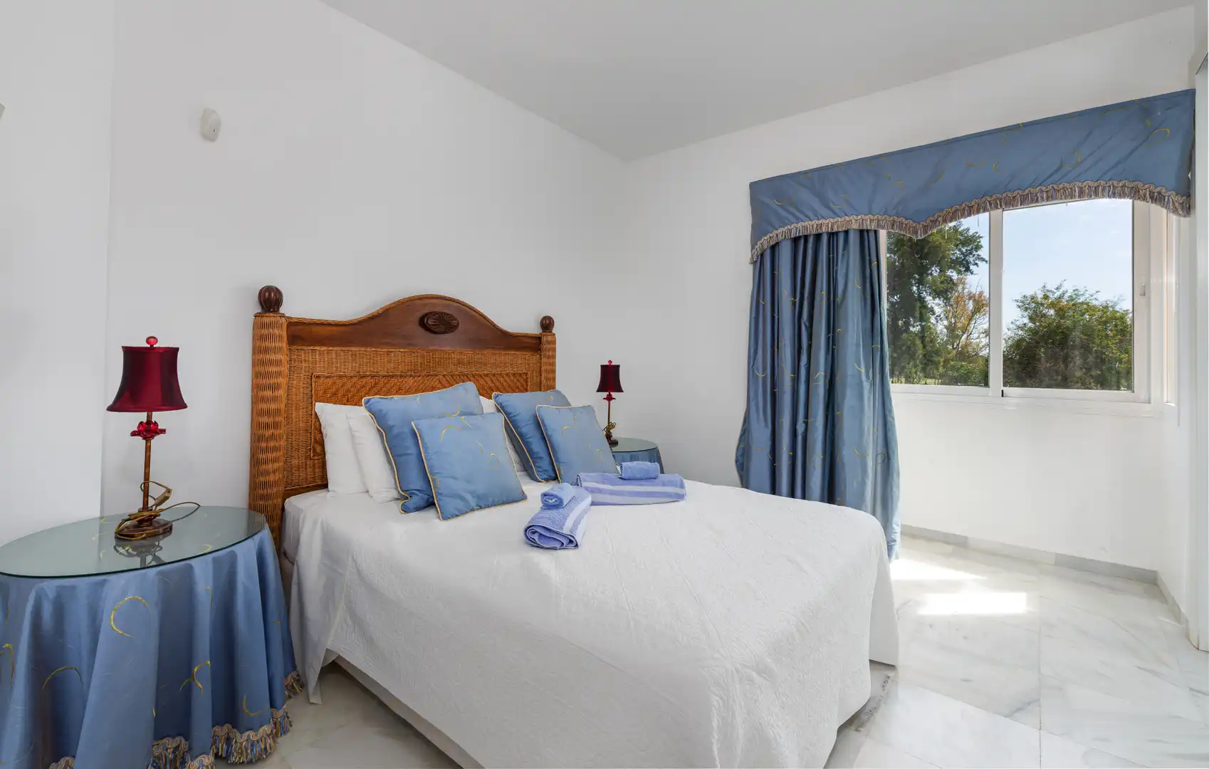 Habitación de Casa adosada en venta en Benahavís con Aire acondicionado, Terraza y Piscina