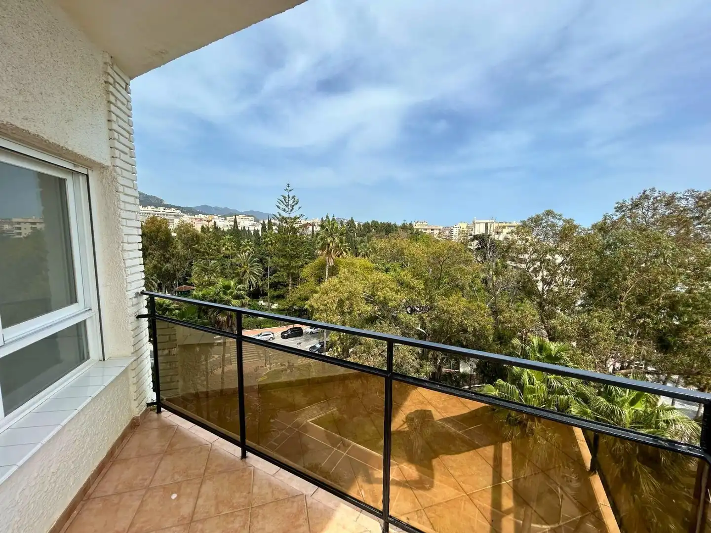 Vista exterior de Estudi en venda en Marbella amb Aire condicionat, Jardí privat i Terrassa