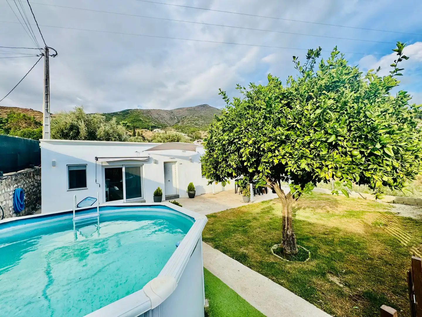 Vista exterior de Casa o xalet en venda en Mijas amb Aire condicionat, Jardí privat i Terrassa