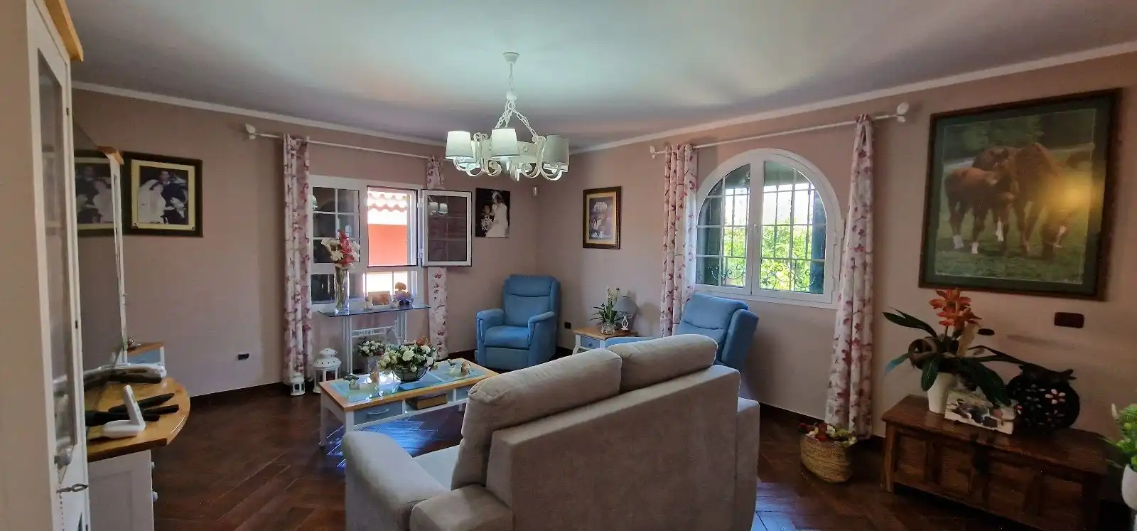 Sala de estar de Casa o chalet en venta en Firgas con Jardín privado, Piscina y Amueblado