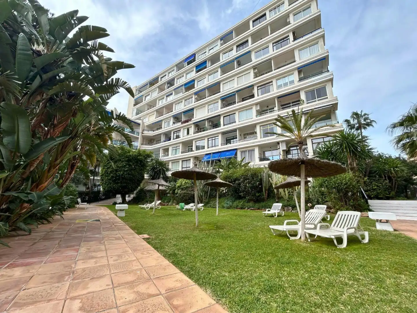 Vista exterior de Estudi en venda en Marbella amb Aire condicionat, Jardí privat i Terrassa