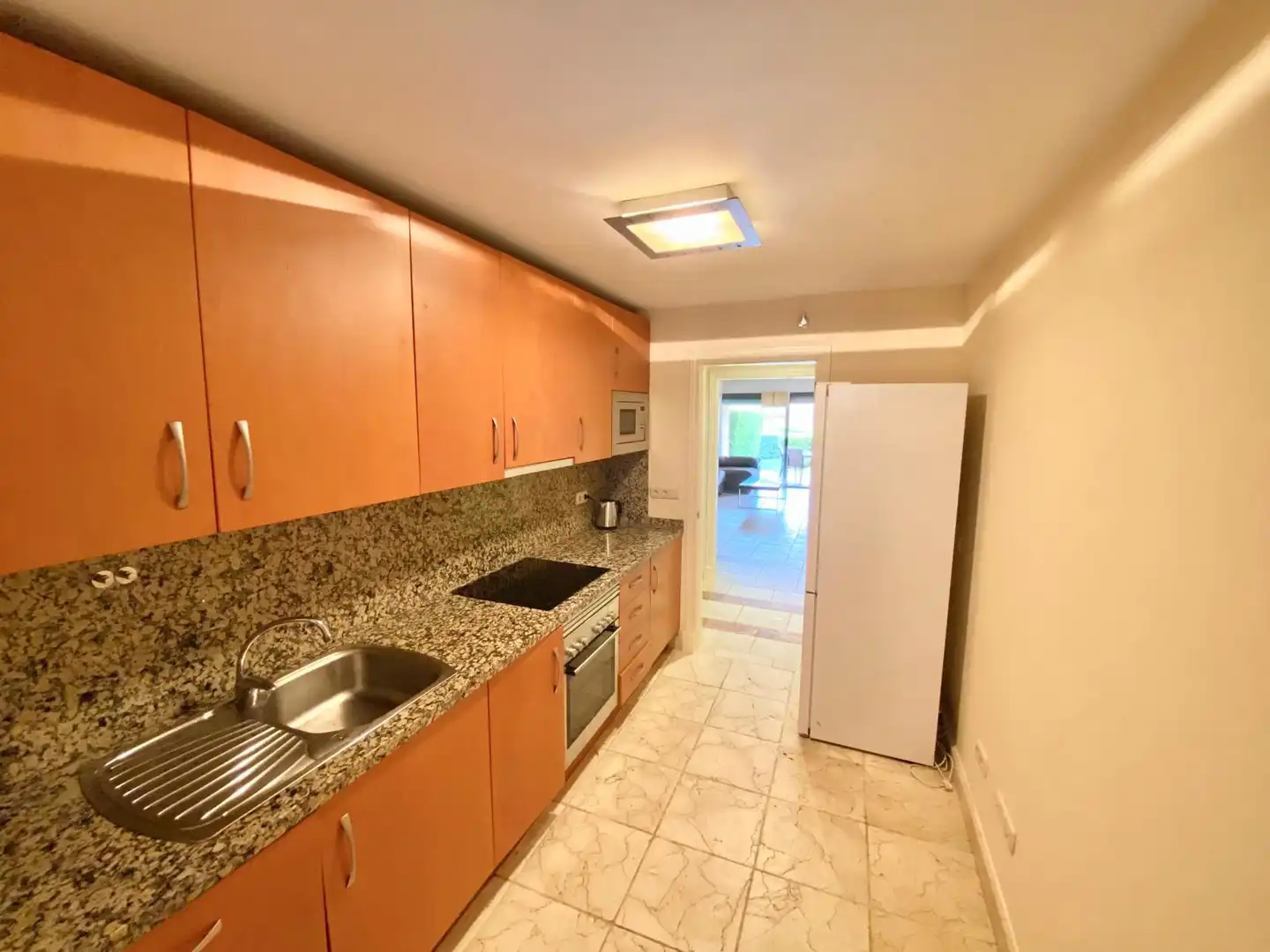 Cocina de Apartamento de alquiler en Estepona con Aire acondicionado, Calefacción y Jardín privado