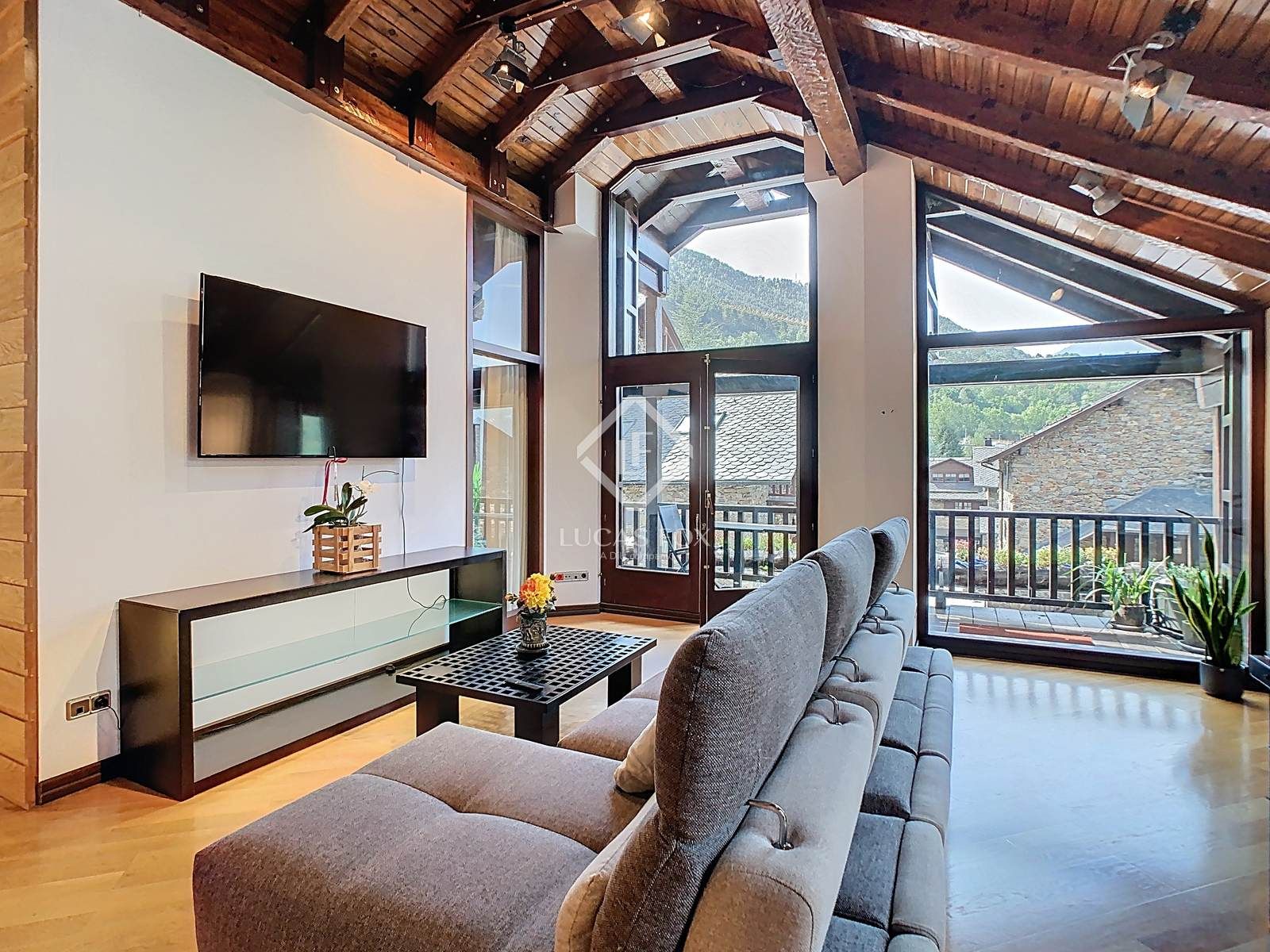 Living room of Flat for sale in  Madrid Capital  with Heating, Parquet flooring and Terrace