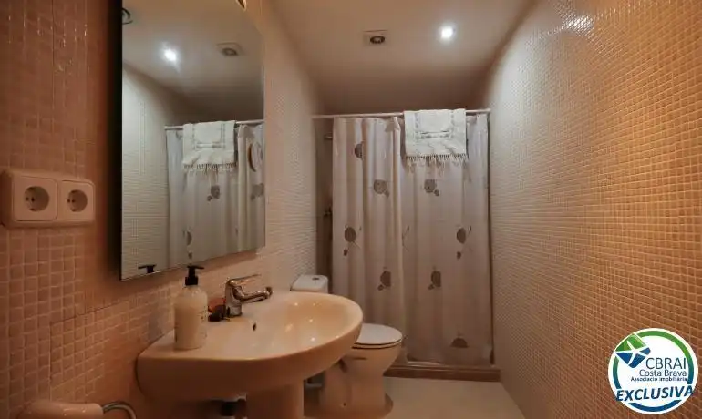 Baño de Piso en venta en Llançà con Calefacción, Jardín privado y Terraza
