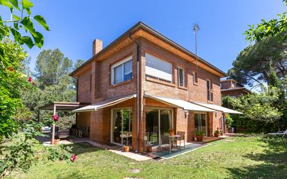 Außenansicht von Haus oder Chalet zum verkauf in Sant Just Desvern mit Schwimmbad