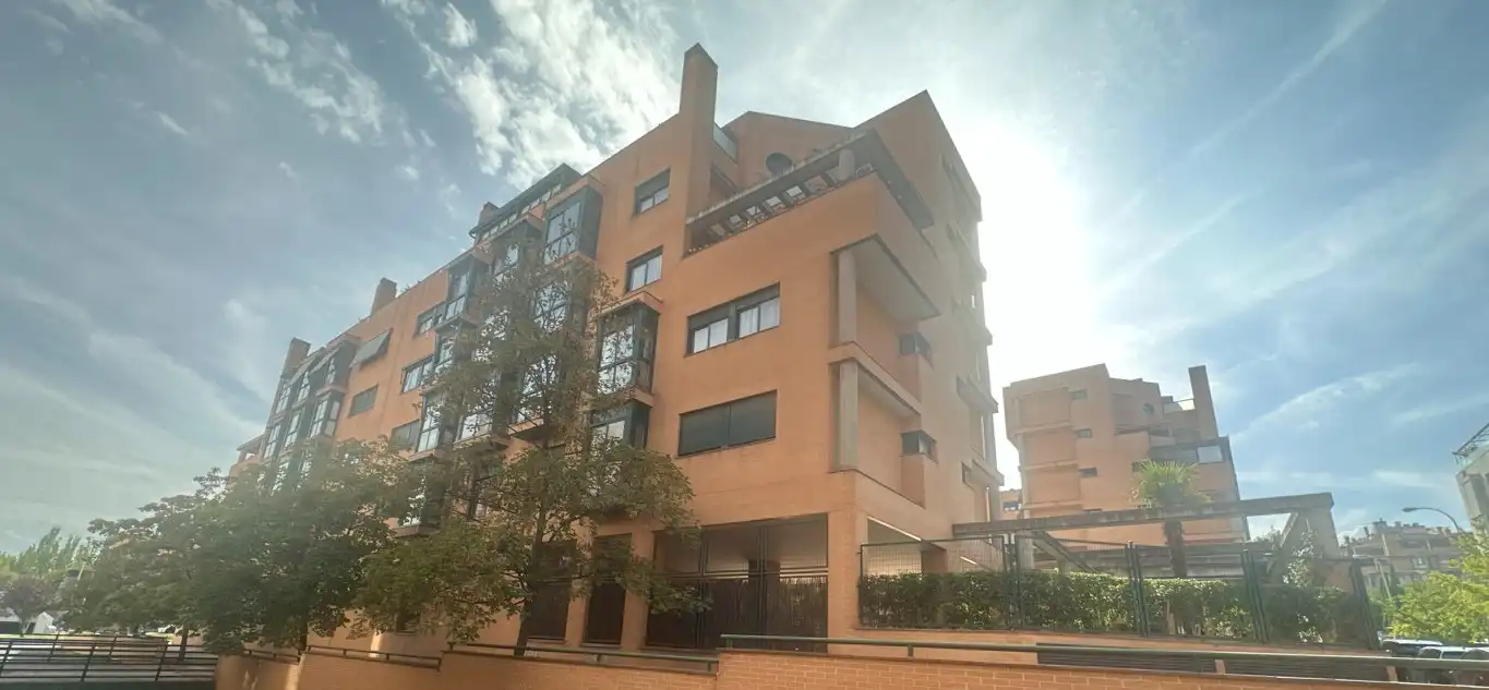 Vista exterior de Pis en venda en Madrid amb Aire condicionat, Calefacció i Jardí privat