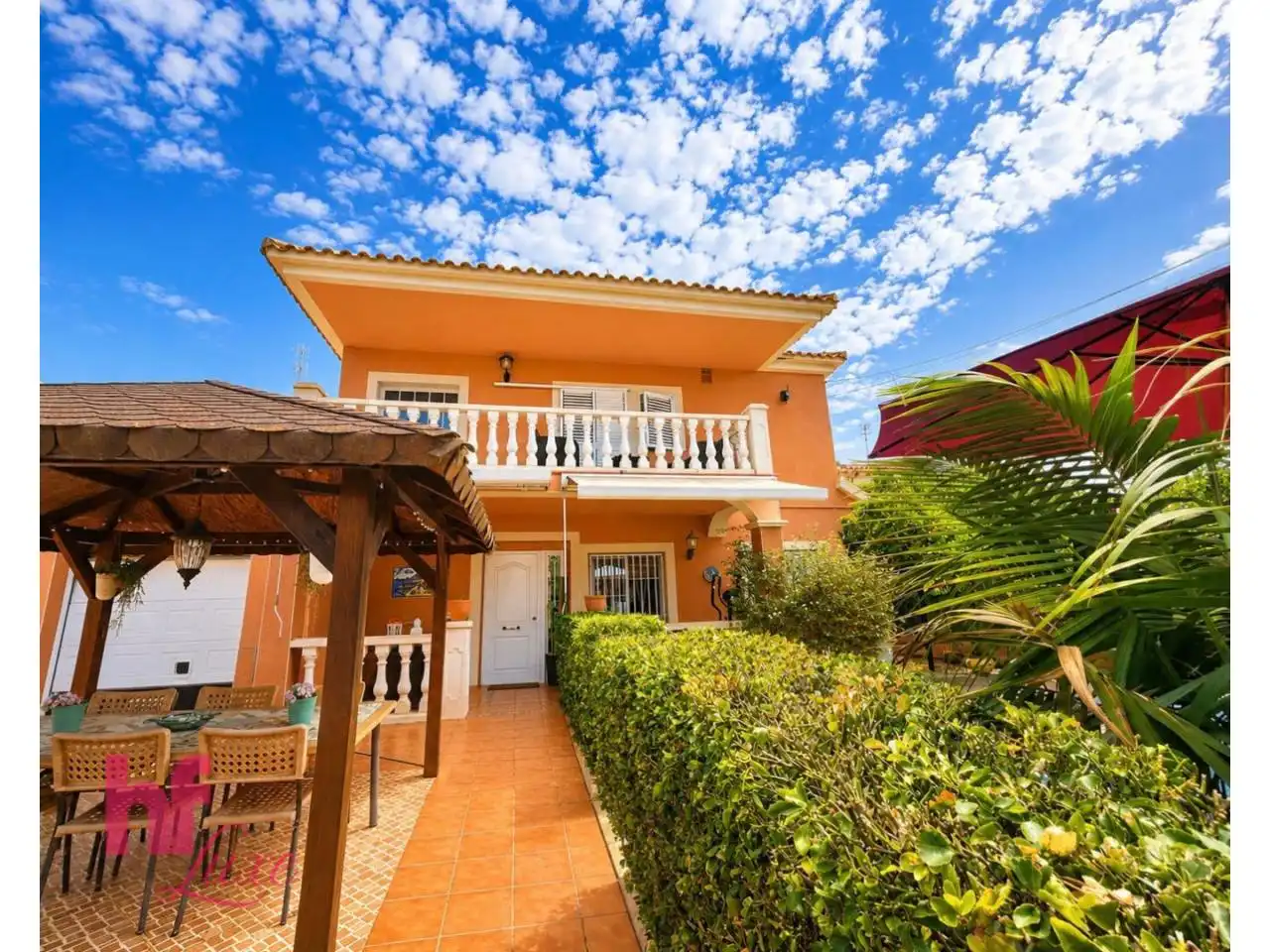 Vista exterior de Casa o xalet en venda en Cubelles amb Aire condicionat, Calefacció i Jardí privat