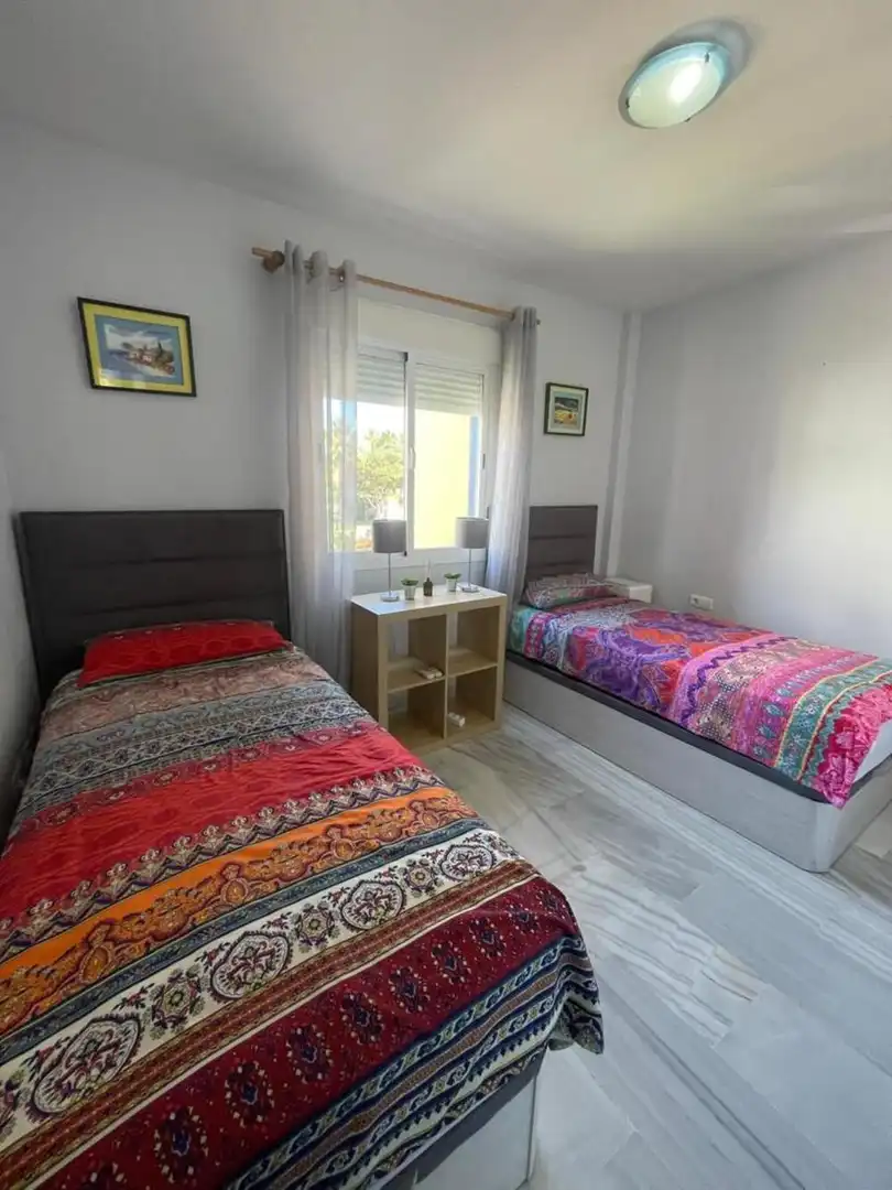 Dormitori de Casa adosada de lloguer en Marbella amb Aire condicionat, Jardí privat i Terrassa