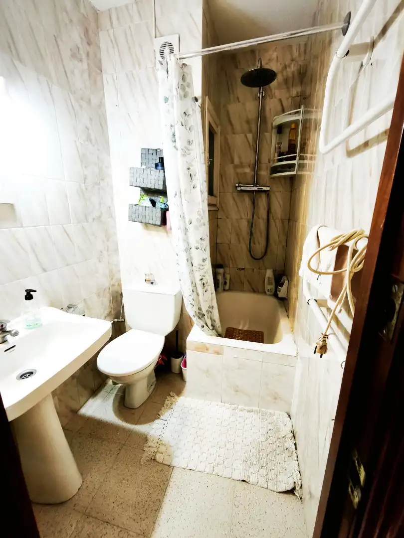 Baño de Piso en venta en Barcelona con Horno y Balcón