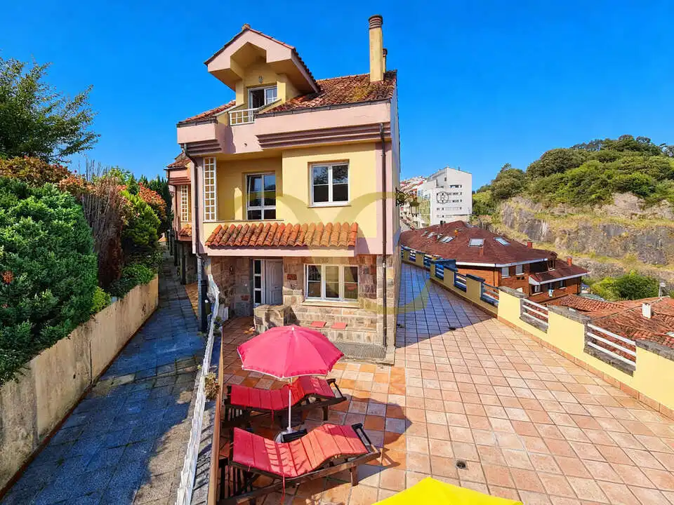 Vista exterior de Casa adosada en venta en Ribadesella con Calefacción, Trastero y Amueblado