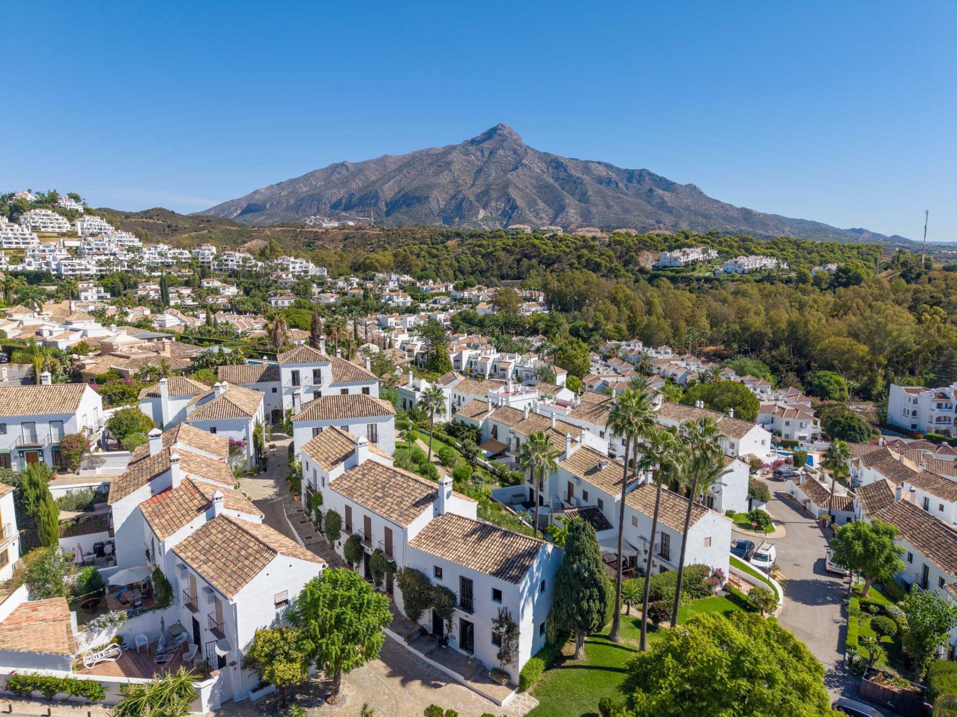 Exterior view of Single-family semi-detached for sale in Marbella  with Air Conditioner, Terrace and Swimming Pool