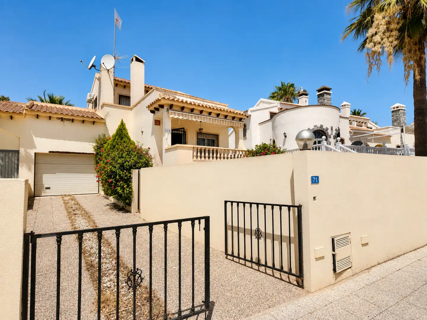 Vista exterior de Casa o xalet en venda en Orihuela amb Aire condicionat, Calefacció i Jardí privat