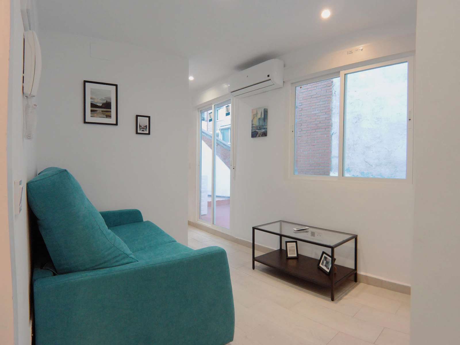 Living room of Study to share in  Madrid Capital  with Air Conditioner and Terrace