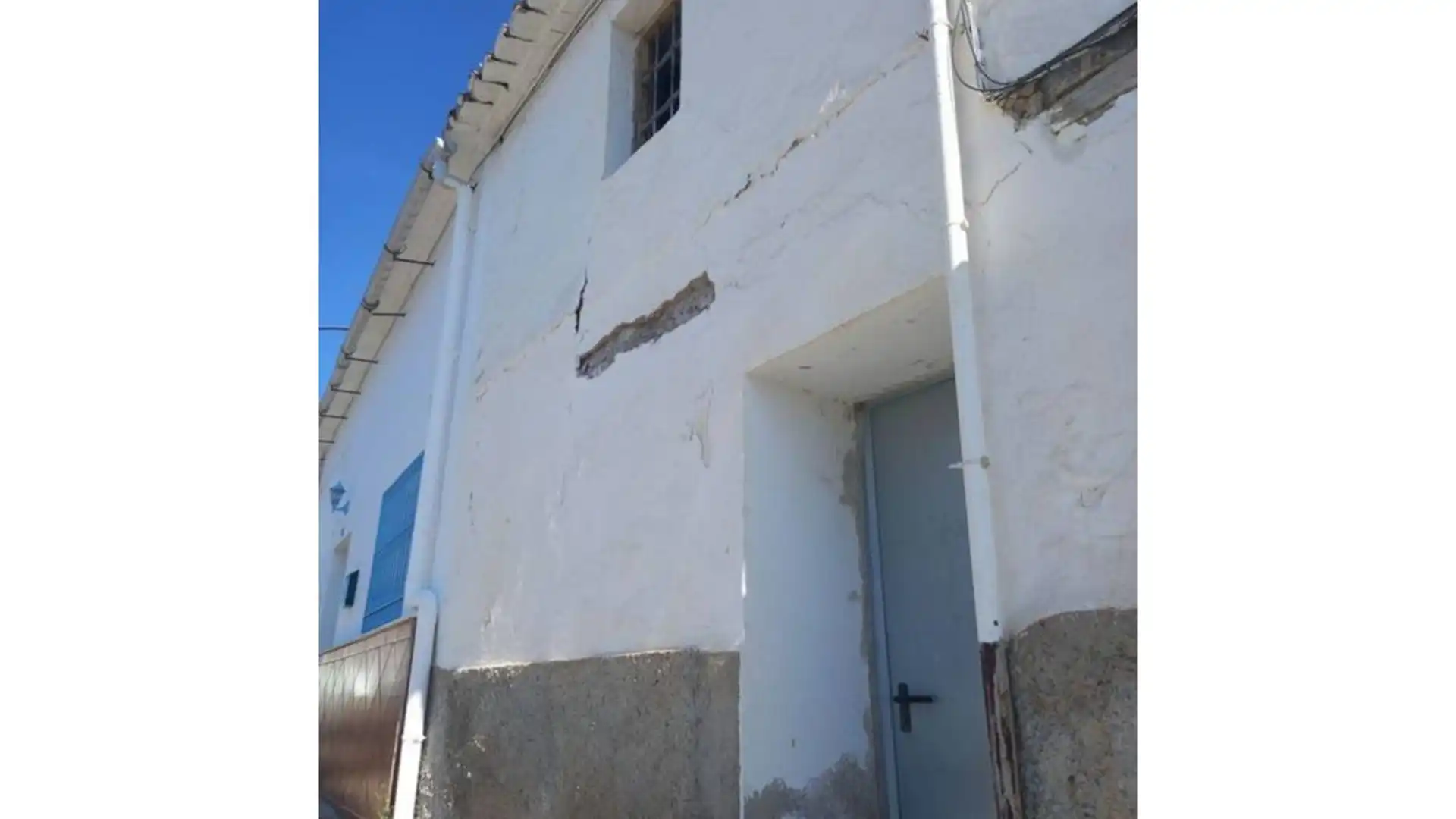 Exterior view of Houses for sale in Alcaucín