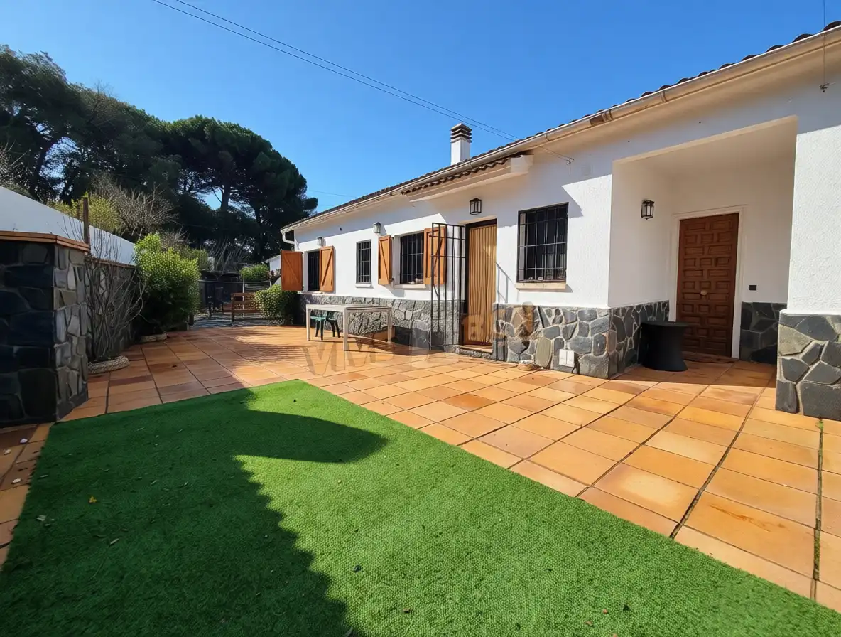 Vista exterior de Casa o xalet en venda en Vallgorguina amb Calefacció, Jardí privat i Parquet