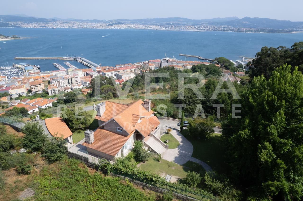 Vista exterior de Casa o xalet en venda en Cangas  amb Calefacció, Jardí privat i Moblat