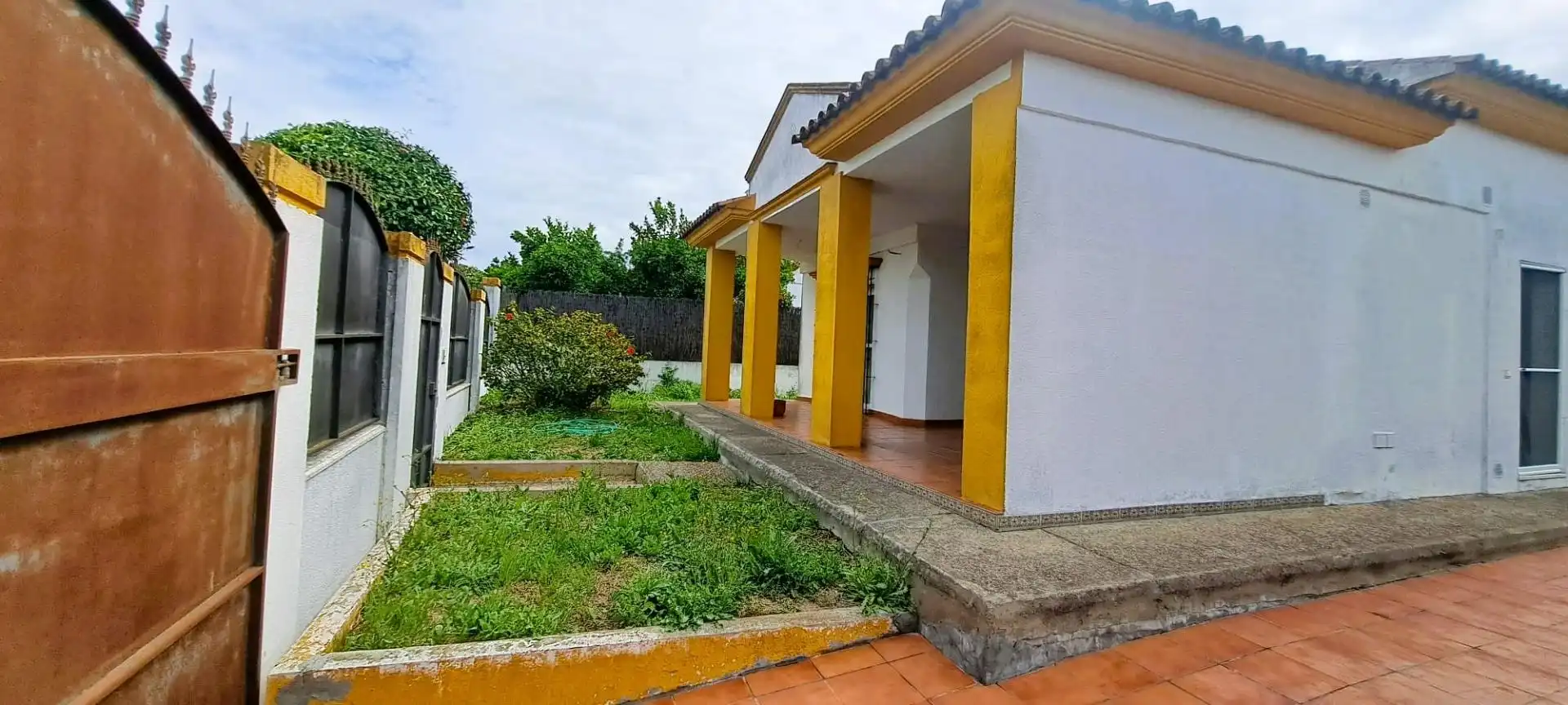 Vista exterior de Casa o xalet en venda en Jerez de la Frontera amb Aire condicionat, Jardí privat i Piscina