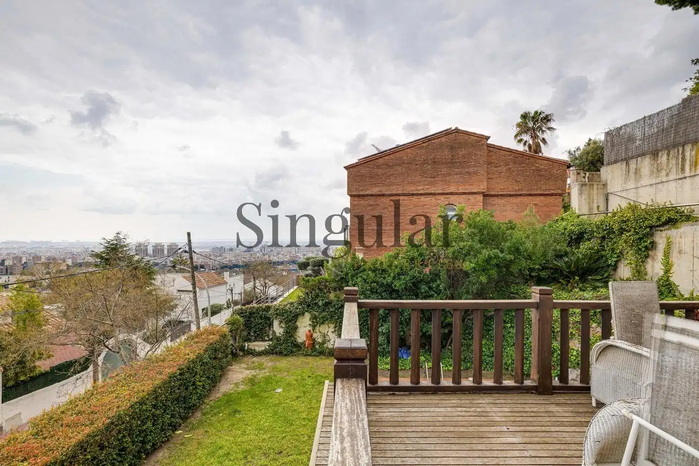 Vista exterior de Casa o xalet en venda en Esplugues de Llobregat amb Calefacció, Piscina i Jacuzzi