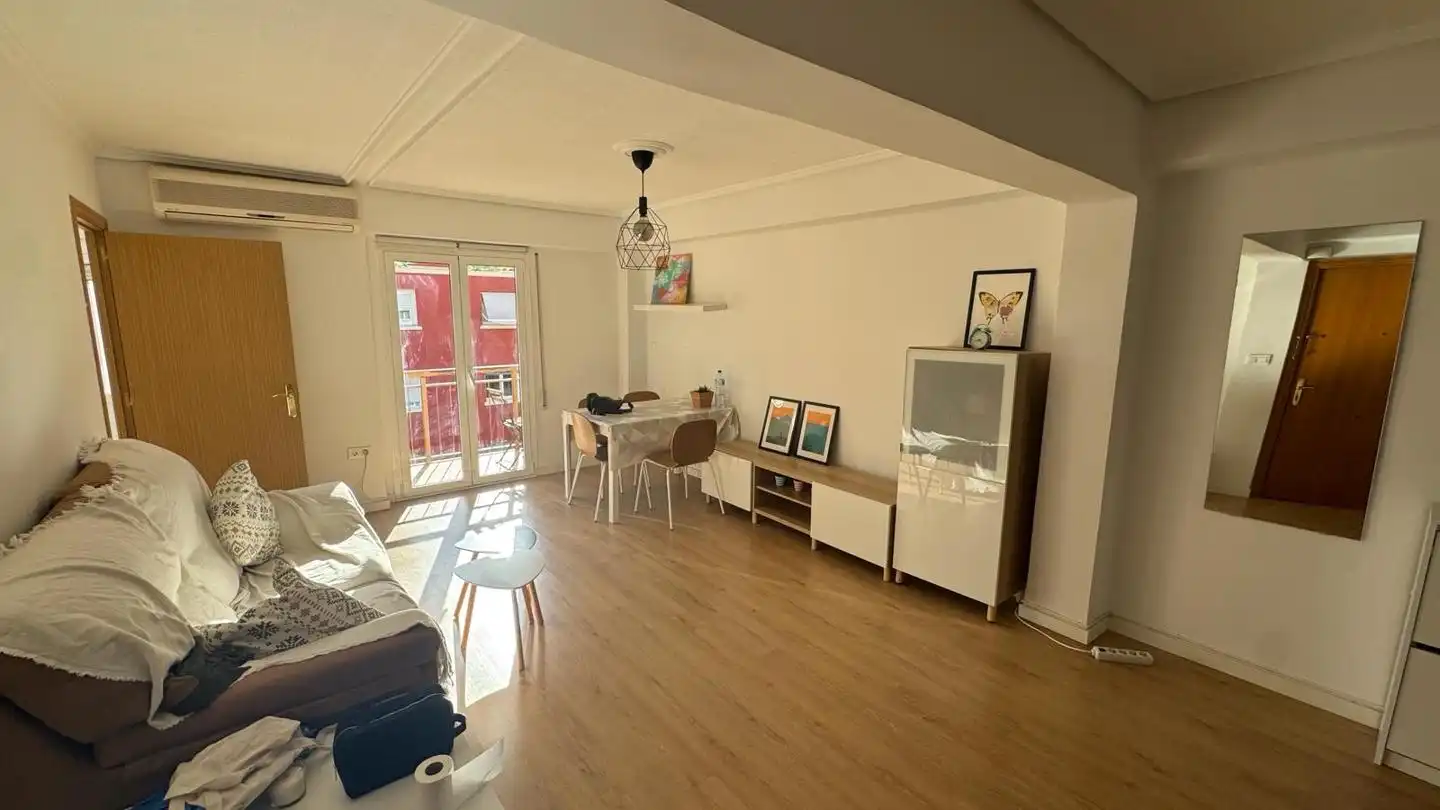 Sala d'estar de Pis de lloguer en Valencia amb Aire condicionat, Moblat i Balcó
