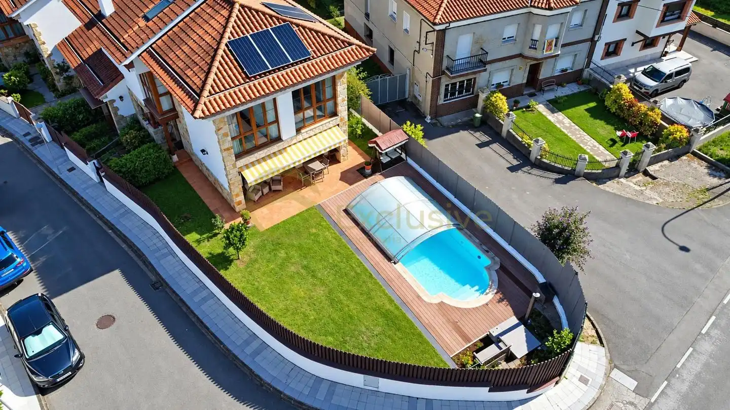 Casa con jardín en venta en LOS BAYONES 26, imagen 2