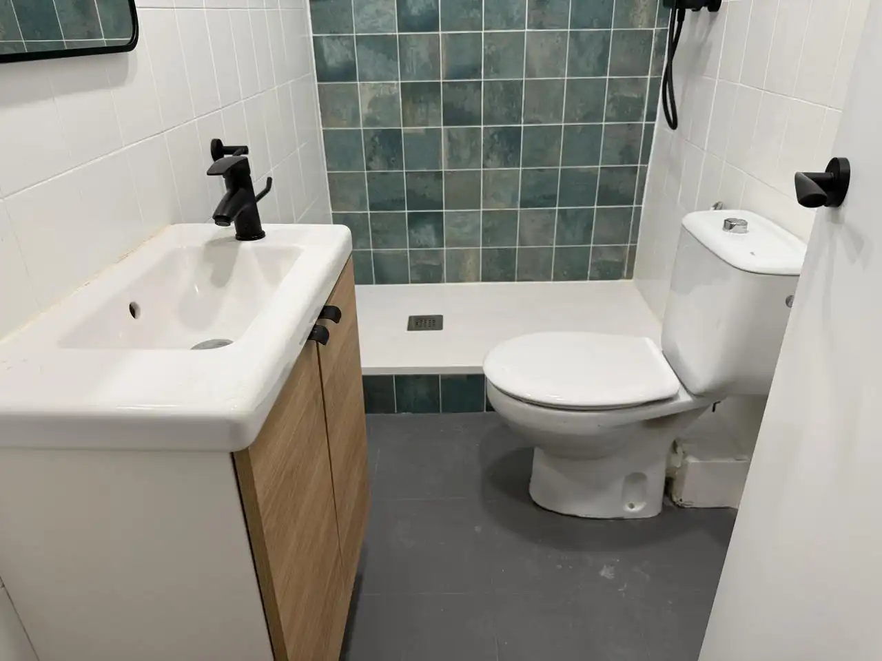 Bathroom of Flat for sale in Terrassa  with Air Conditioner, Parquet flooring and Furnished