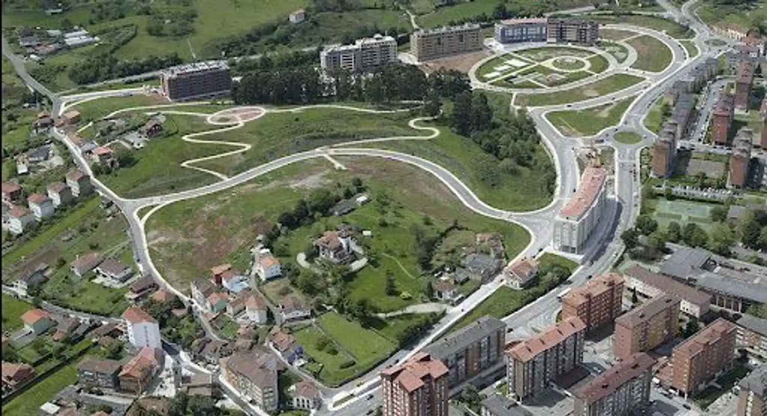Außenansicht von Wohnung zum Verkauf in Avilés mit Schwimmbad