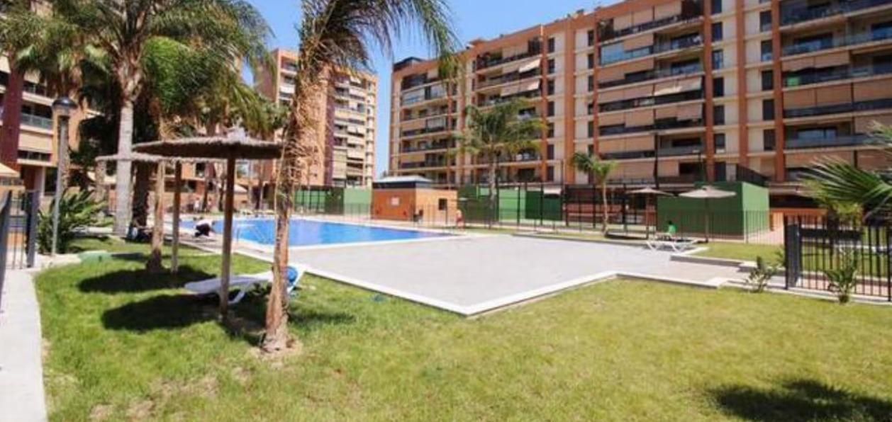 Piscina de Apartament en venda en Alicante / Alacant amb Aire condicionat, Calefacció i Jardí privat