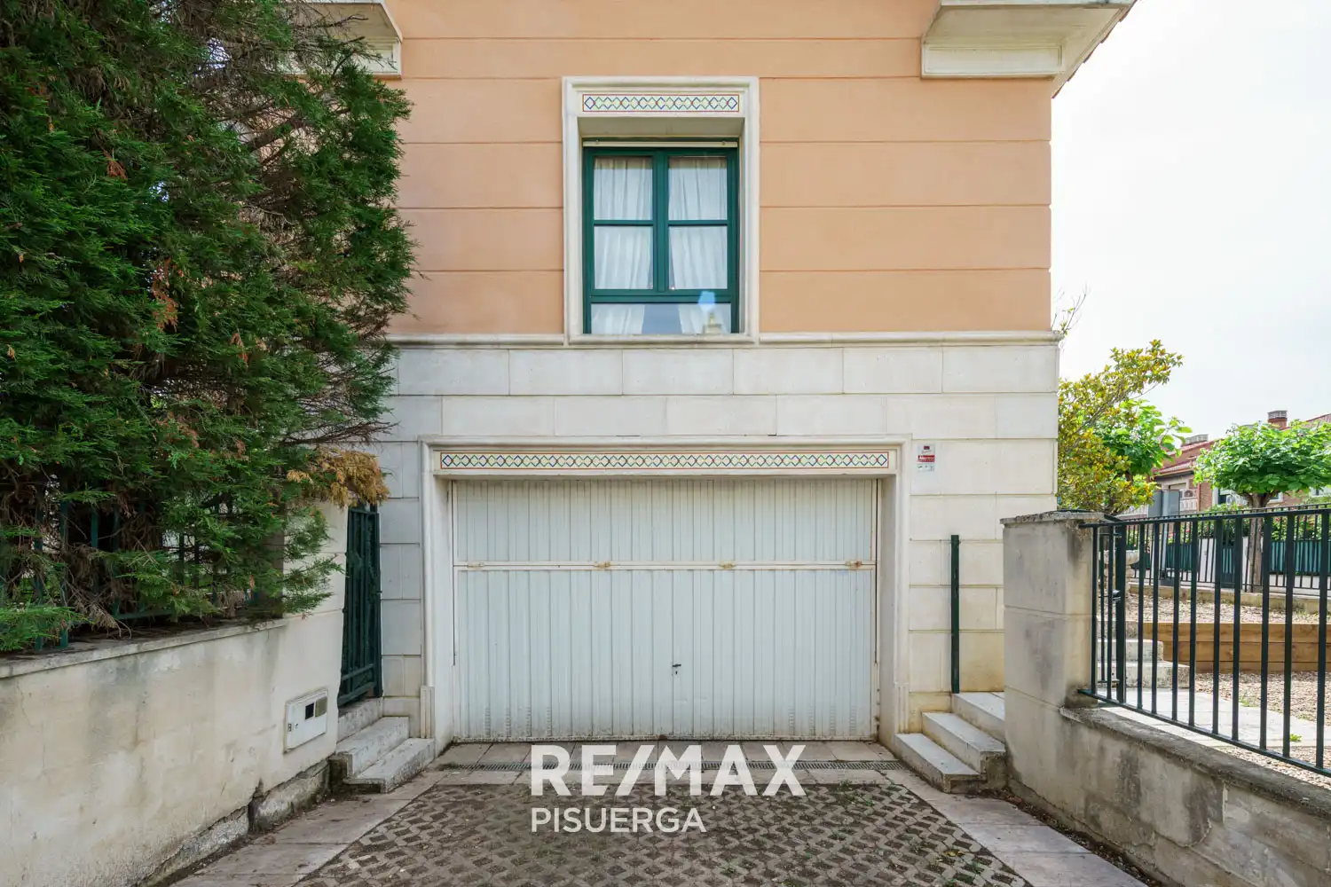Vista exterior de Casa o xalet en venda en Valladolid amb Calefacció, Jardí privat i Terrassa