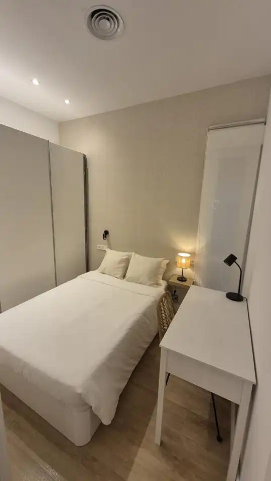 Schlafzimmer von Erdgeschoss zur Miete in Madrid mit Klimaanlage