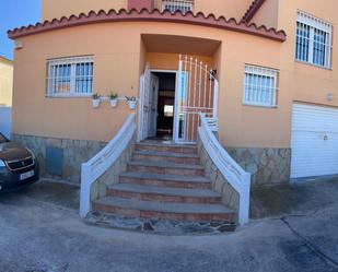 Vista exterior de Casa o xalet en venda en Vinaròs amb Aire condicionat, Calefacció i Jardí privat