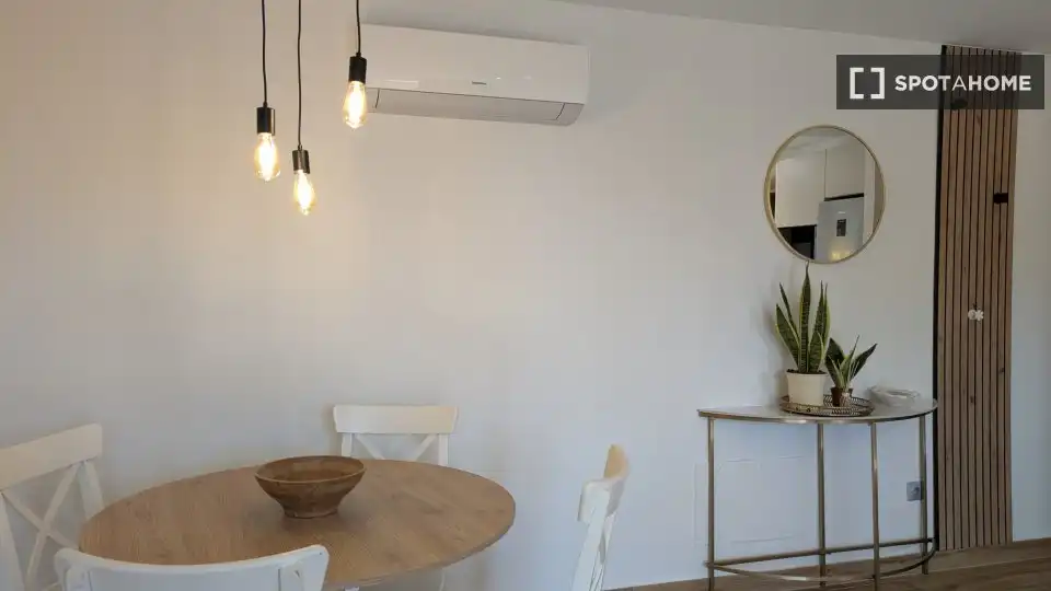 Menjador de Apartament per a compartir en Málaga amb Aire condicionat, Terrassa i Moblat