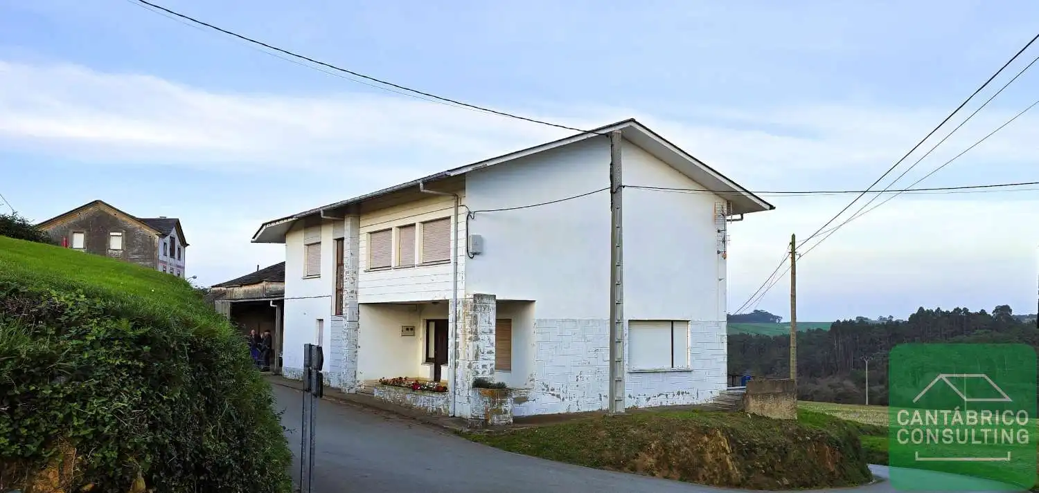 Außenansicht von Haus oder Chalet zum Verkauf in Navia mit Heizung