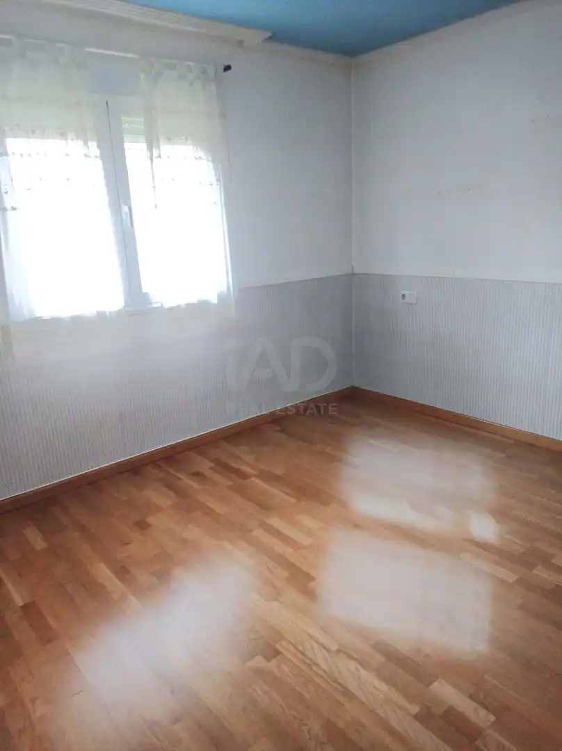 Dormitori de Casa adosada en venda en Cuadros amb Calefacció i Terrassa
