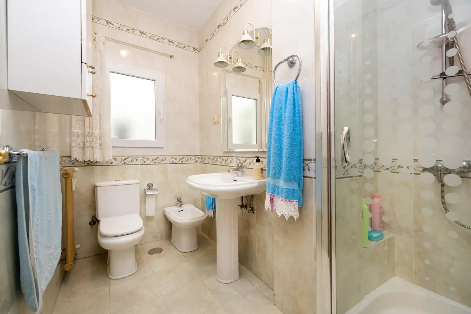 Badezimmer von Wohnung zum Verkauf in Granada mit Heizung und Balkon