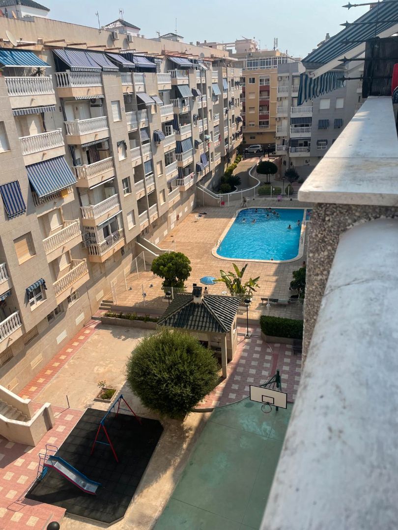 Vista exterior de Pis en venda en Torrevieja amb Piscina comunitària