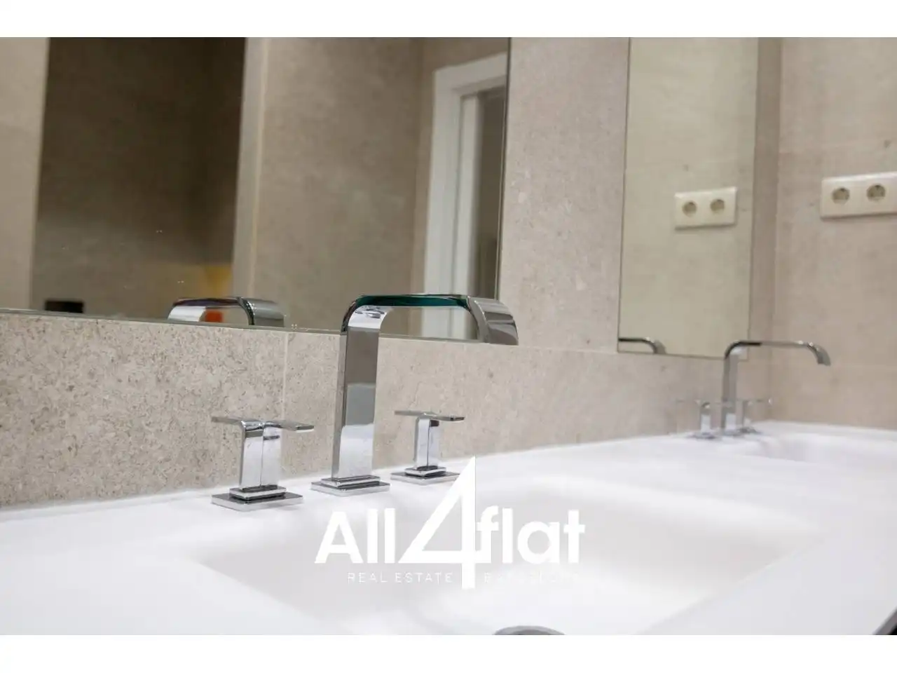Bathroom of Flat for sale in Barcelona  with Air Conditioner, Heating and Parquet flooring