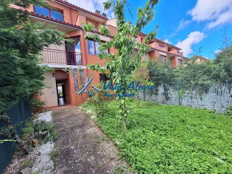 Außenansicht von Einfamilien-Reihenhaus zum Verkauf in Santo Domingo de la Calzada mit Heizung, Privatgarten und Terrasse