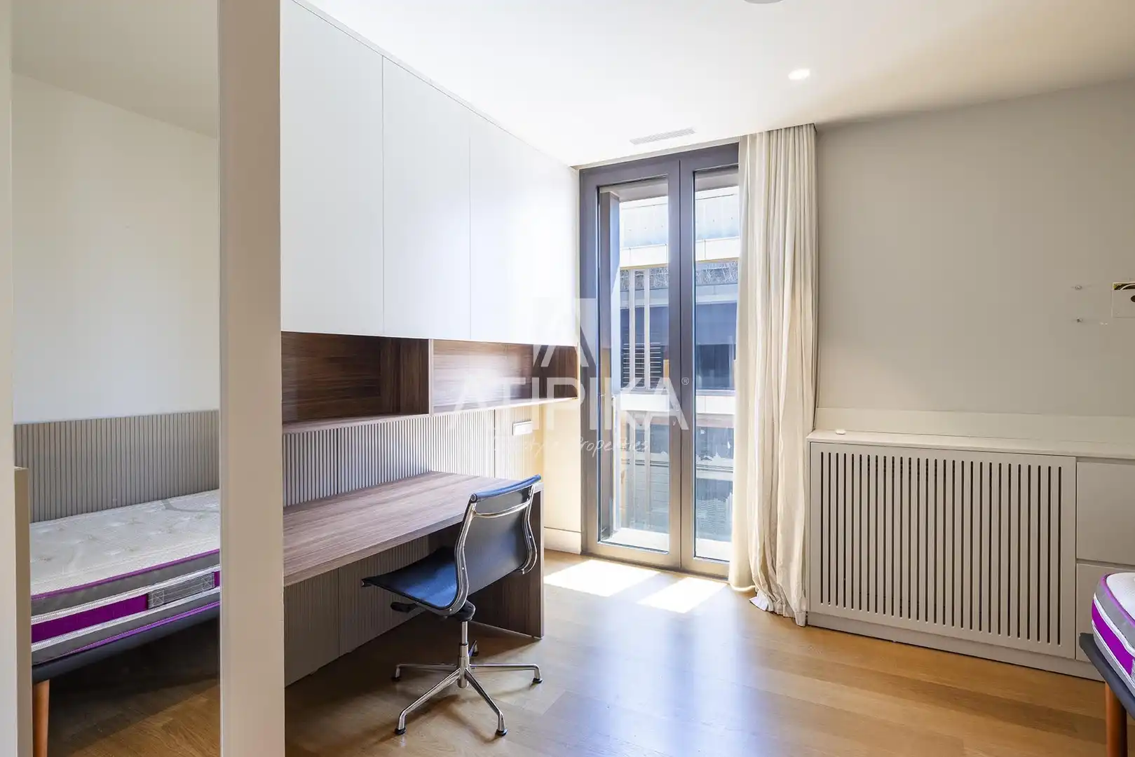 Schlafzimmer von Dachboden zur Miete in Barcelona mit Klimaanlage, Terrasse und Ofen