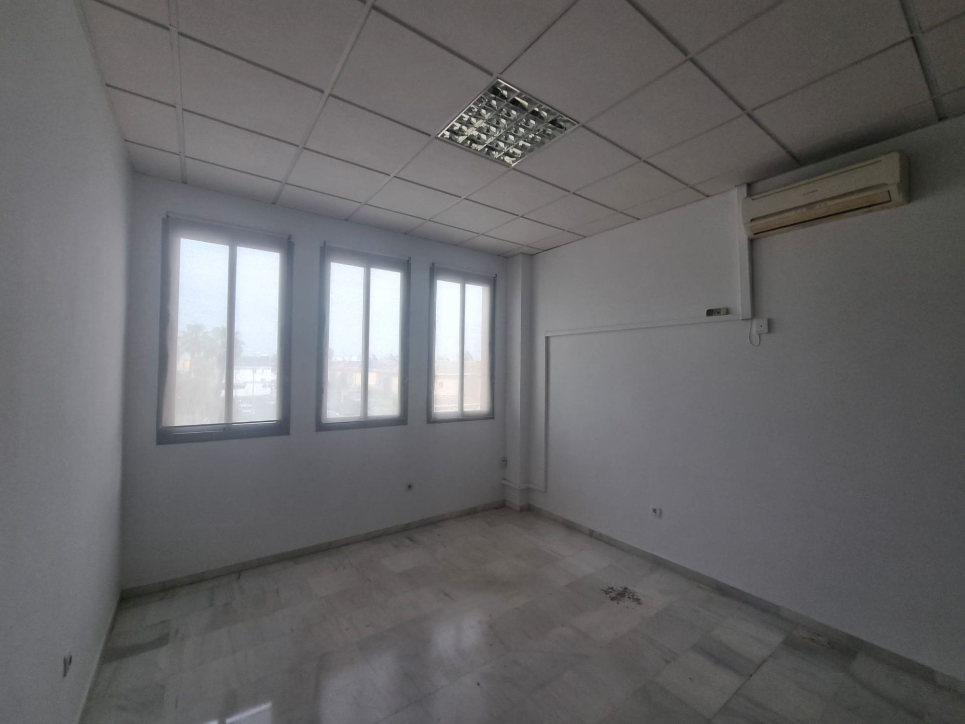 Oficina de alquiler en Montequinto con Aire acondicionado y Alarma