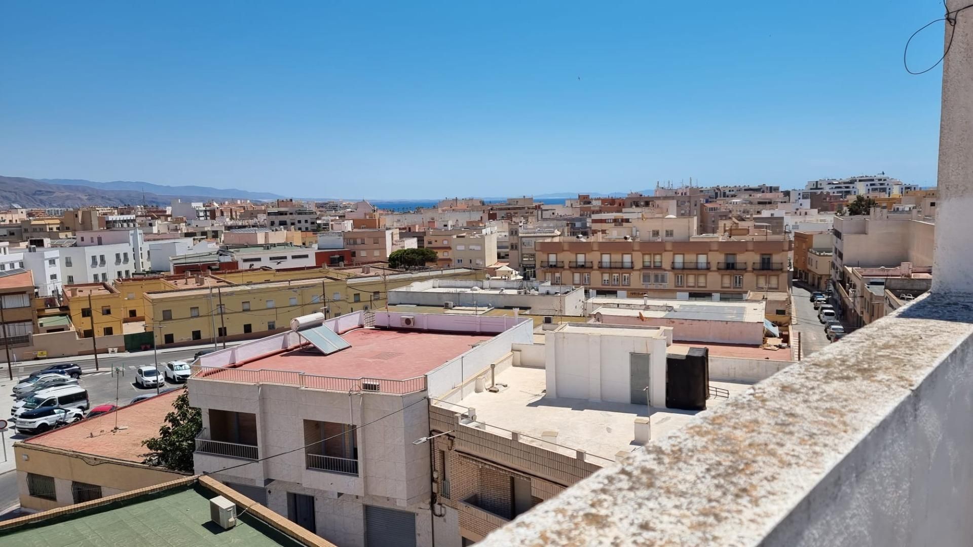 Vista exterior de Àtic en venda en Roquetas de Mar amb Aire condicionat, Terrassa i Traster