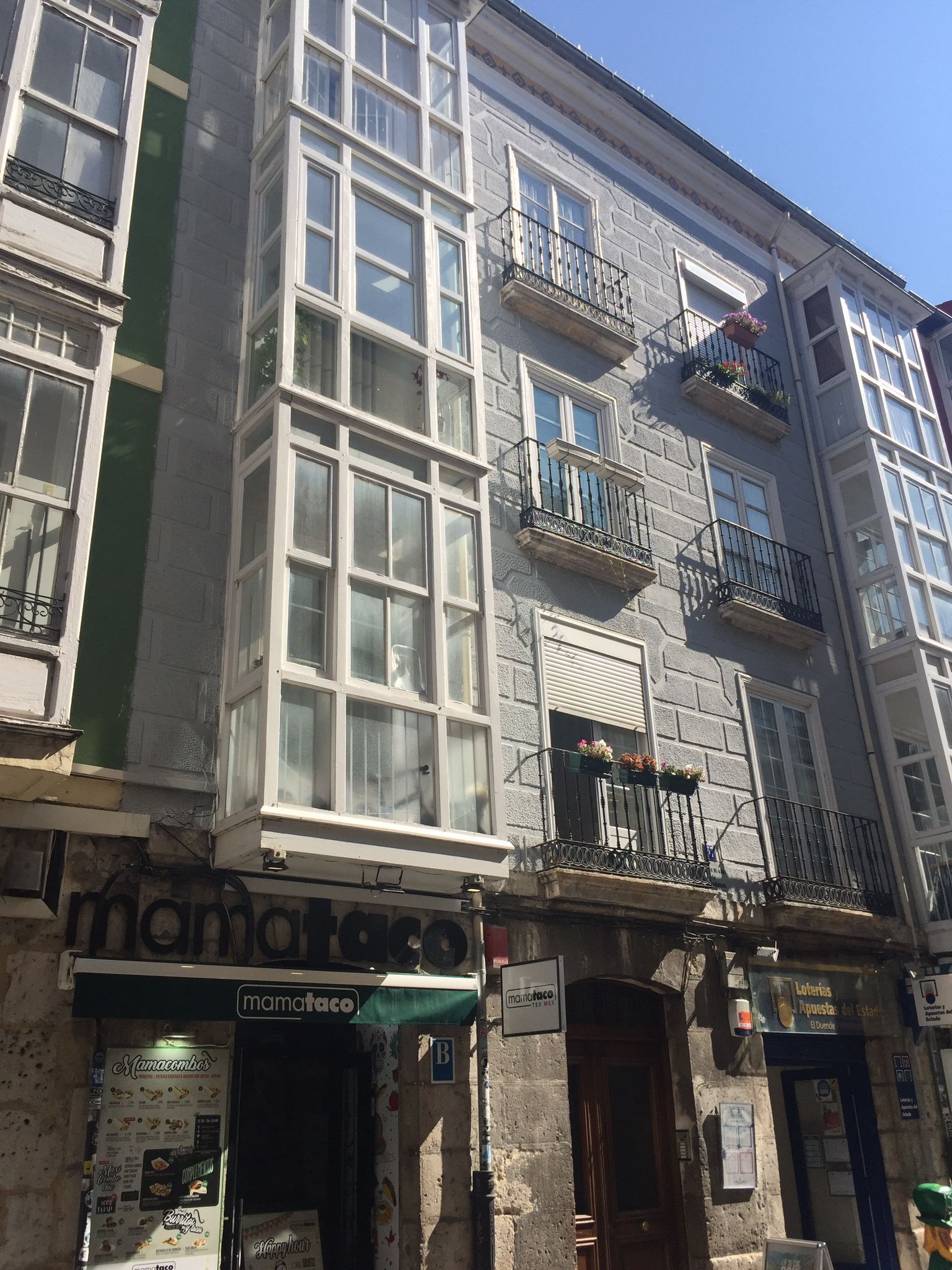 Vista exterior de Àtic en venda en Burgos Capital amb Calefacció, Parquet i Traster
