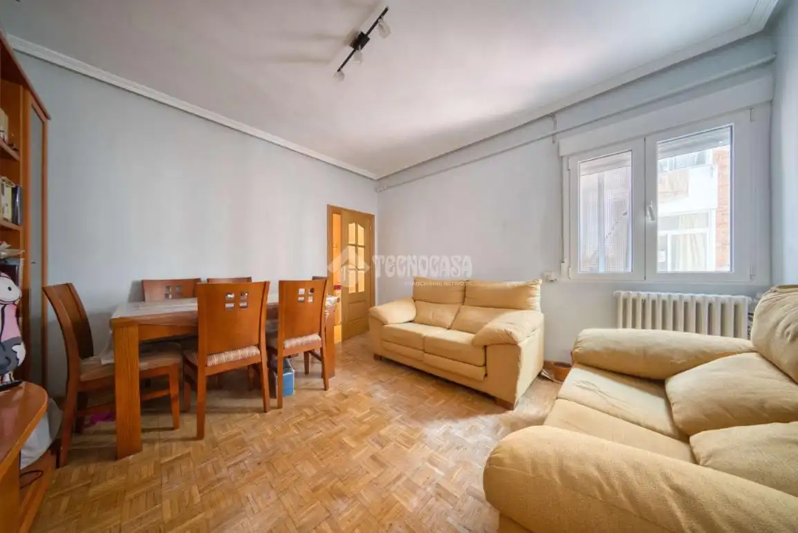 Living room of Flat for sale in Valladolid  with Heating, Parquet flooring and Furnished