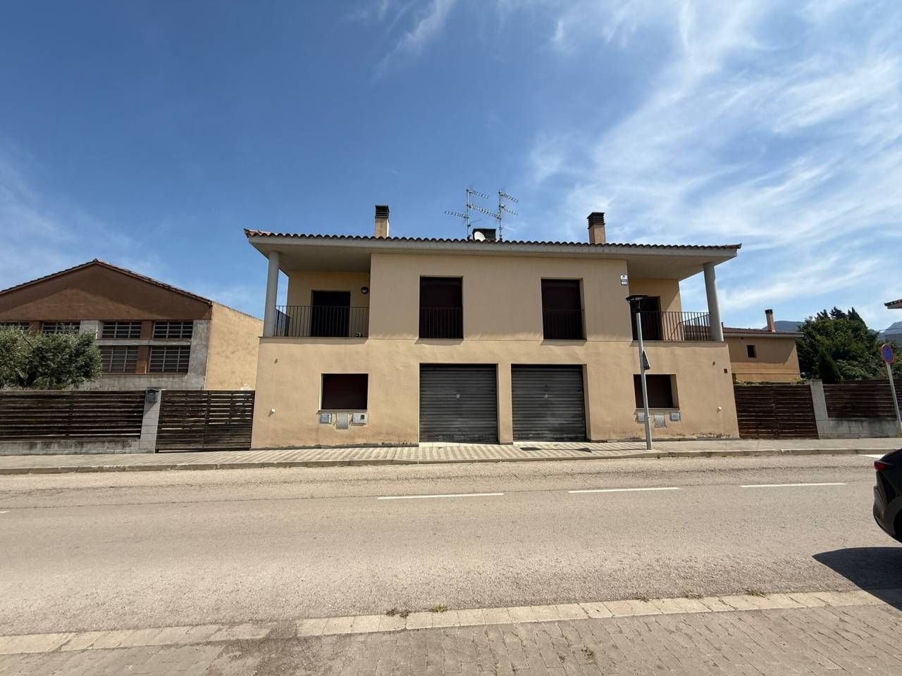 Vista exterior de Casa o xalet en venda en Tortellà amb Terrassa