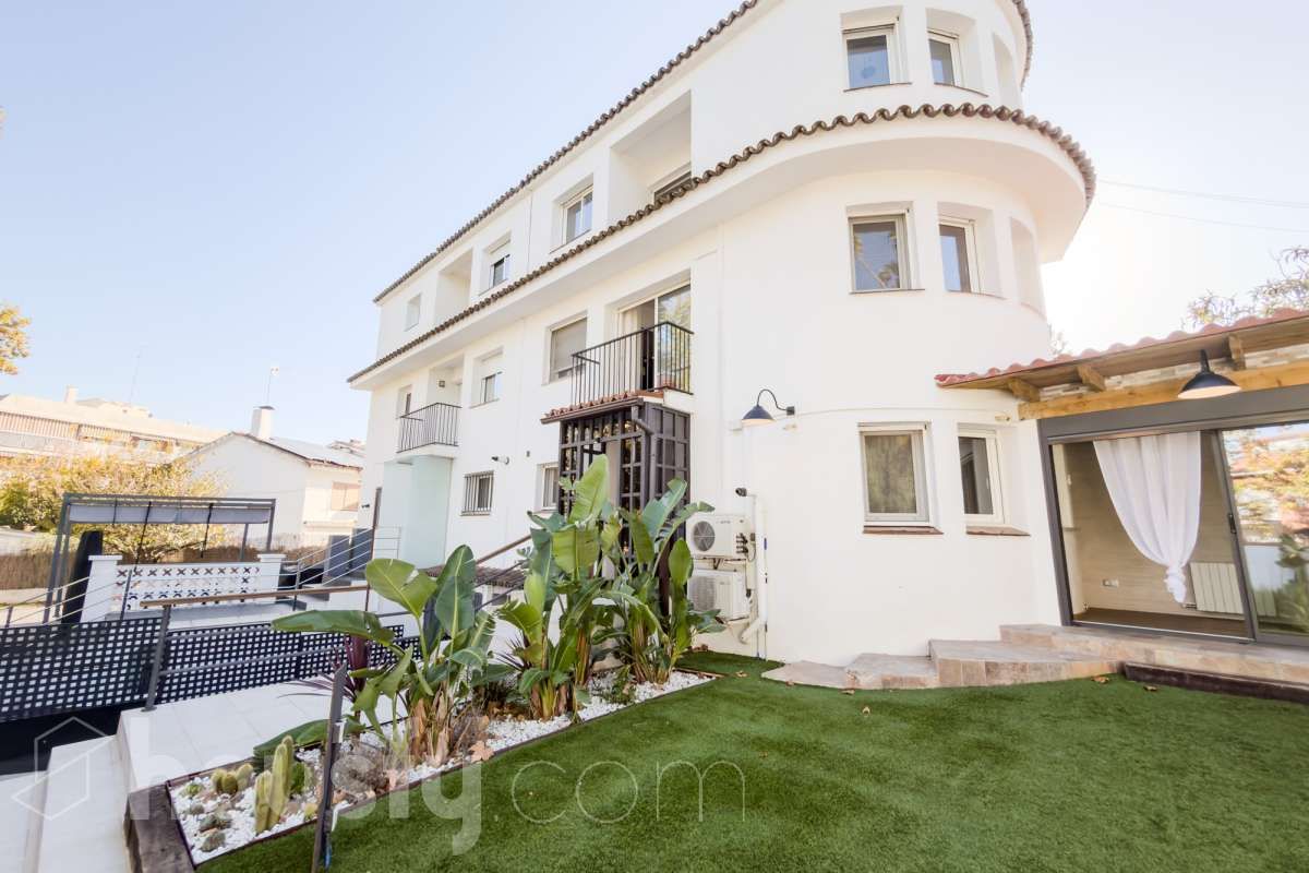 Exterior view of Single-family semi-detached for sale in Cerdanyola del Vallès  with Air Conditioner, Heating and Private garden