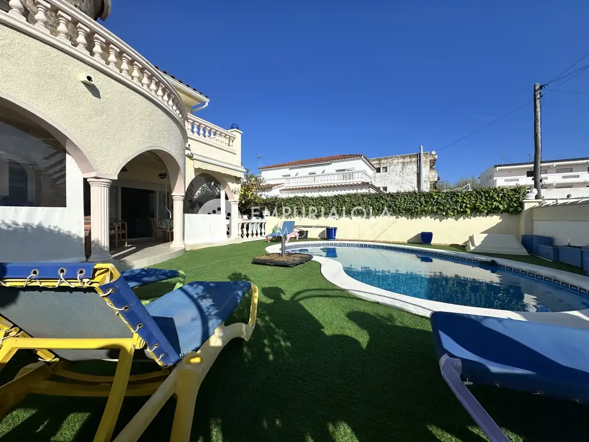 Vista exterior de Casa o xalet en venda en Empuriabrava amb Aire condicionat, Jardí privat i Piscina
