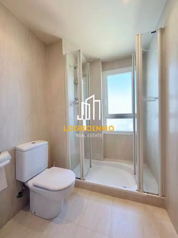 Bathroom of Flat for rent in  Logroño  with Air Conditioner, Heating and Terrace