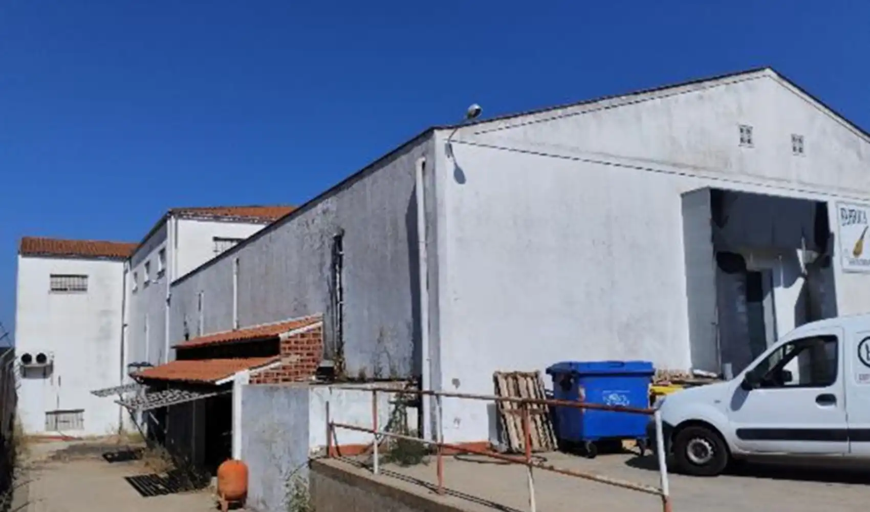 Außenansicht von Fabrikhallen zum Verkauf in Monesterio