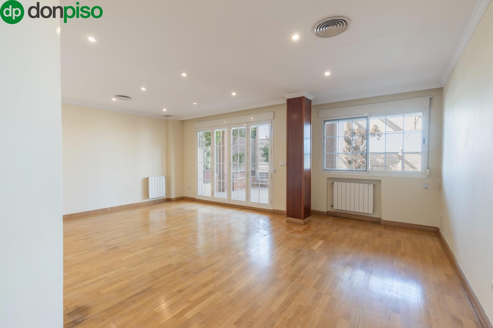 Wohnzimmer von Einfamilien-Reihenhaus zum Verkauf in  Granada Capital mit Klimaanlage, Heizung und Terrasse