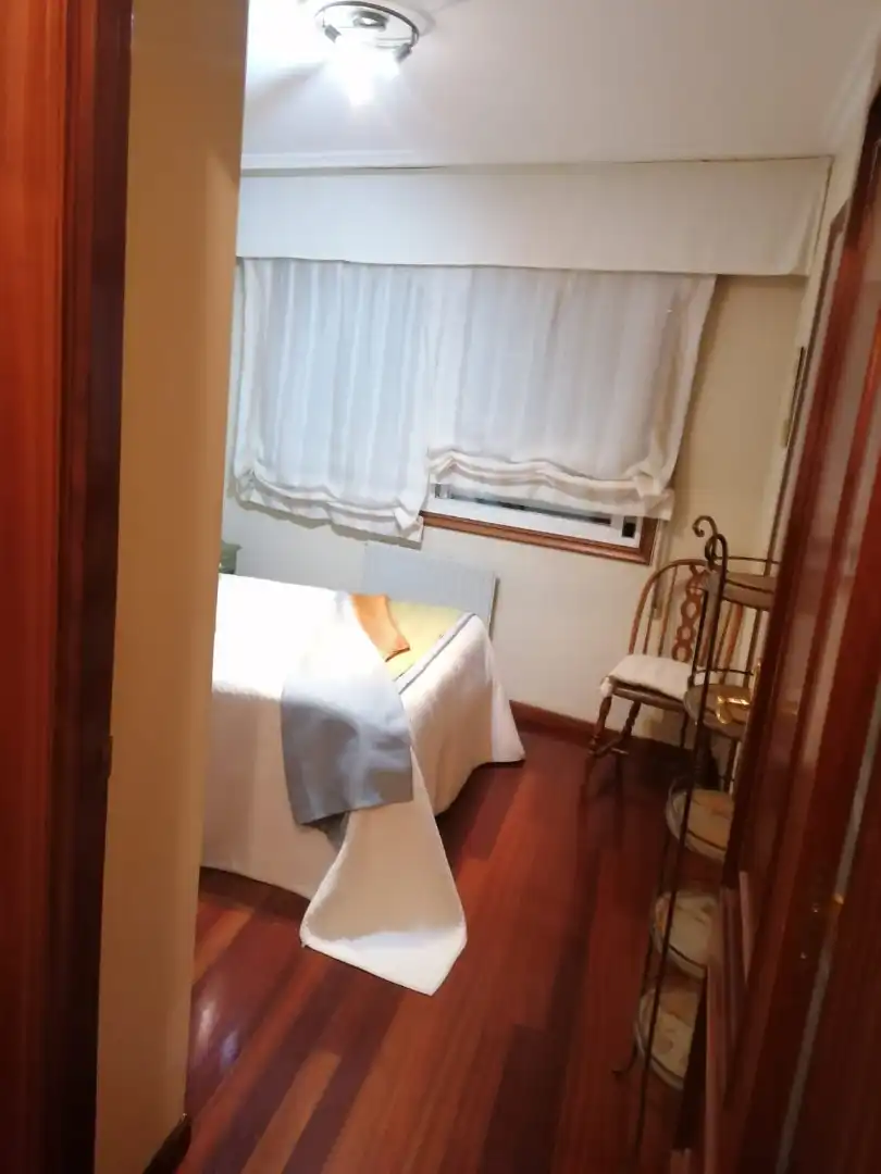 Schlafzimmer von Wohnungen zur Miete in Pontevedra Capital  mit Abstellraum, Möbliert und Ofen