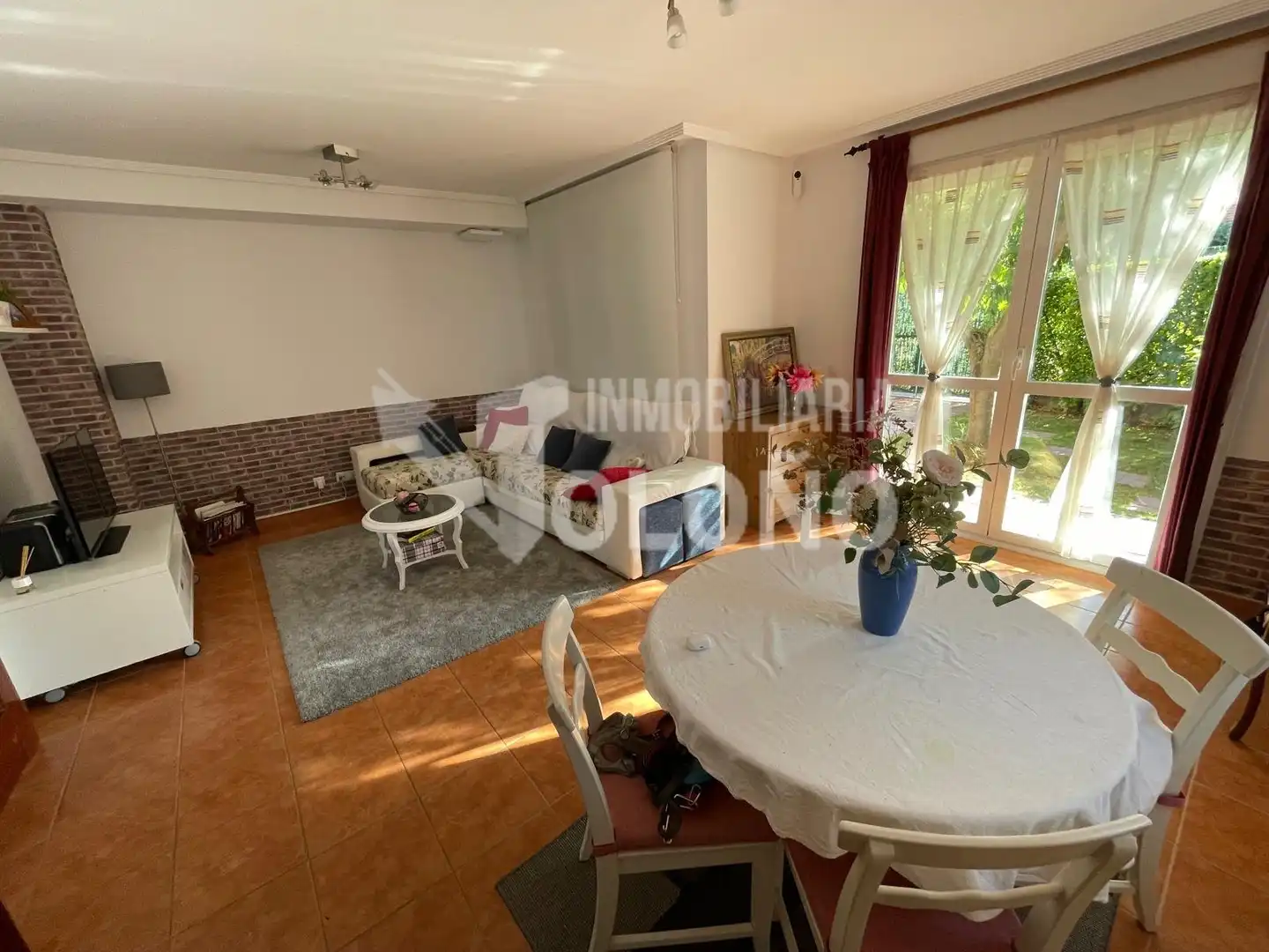 Sala de estar de Casa o chalet en venta en Anguciana con Calefacción, Jardín privado y Parquet